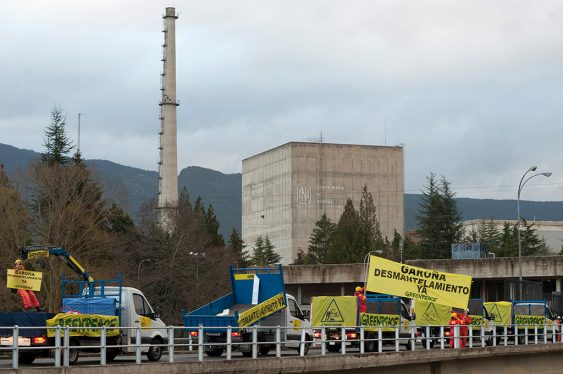 protesta de greenpeace a las puertas de la central de Garoña