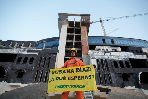 Un grupo de activistas de la organizacion ha vuelto a pintar 'Hotel ilegal'
