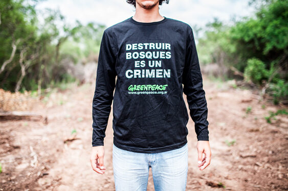 Activista de Greenpeace protesta contra el desmonte de bosques en la granja Cuchuy, ubicada al norte de Salta, a 70 kilómetros de la ciudad de Tartagal