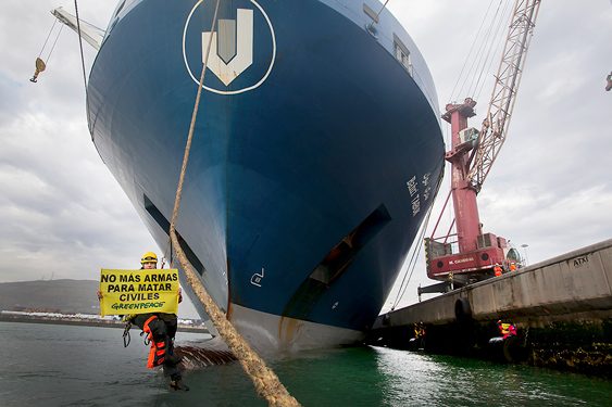 Más de 20 activistas de Greenpeace de cinco países diferentes han parado durante horas en el Puerto de Bilbao, un barco con destino a los países de la coalición liderada por Arabia Saudita que participan en la guerra en Yemen.