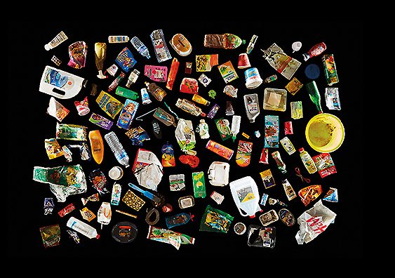 Envases de plásticos recogidos del mar