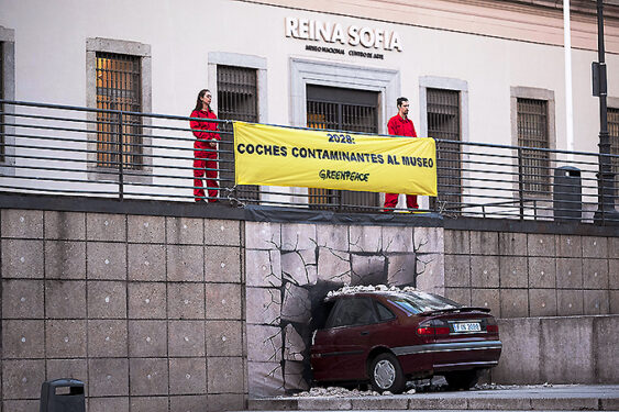 Activistas de Greenpeace “enviaron” simbólicamente un coche contaminante al Museo.