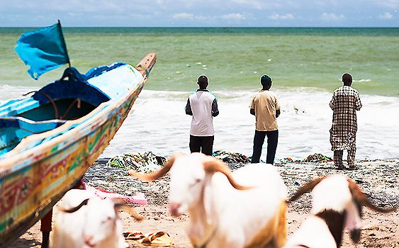 La pesca industrial ha transformado radicalmente la vida de los pescadores senegaleses que, desesperados por mantener a sus familias, arriesgan cada día la vida mientras los arrastreros vacían su mar