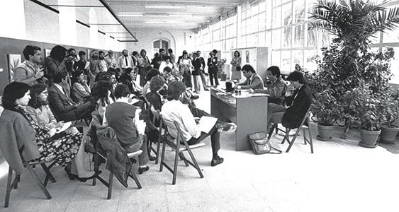 Imagen cedida por Rèmi Parmentier. Presentación pública de Greenpeace en el Real Jardín Botánico en abril de 1984. De izquierda a derecha: Rèmi Parmentier, Xavier Pastor y Manuel Rivas.