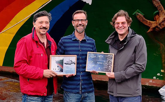 Carlos Bardem, Mike Fincken (capitán del barco) y Álvaro Longoria frente al Artic Surise