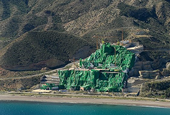 Hotel Algarrobico de construcción ilegal en primera linea de costa