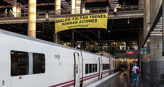 Greenpeace denunció el pasado mes de agosto la supresión de trenes, pidiendo una apuesta decidida por el ferrocarril frente al avión