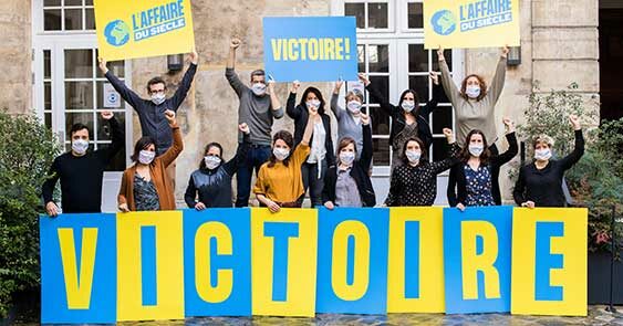 Miembros de Greenpeace y de las otras ONG demandantes celebran la victoria