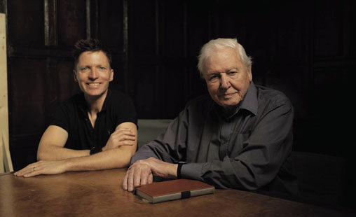 Retrato de David Attenborough y Colin Butfield sentados en la misma mesa y mirando al frente