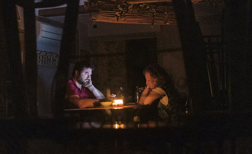 Un hombre y una mujer cenan a la luz de las velas durante el apagón del 28 de abril en España