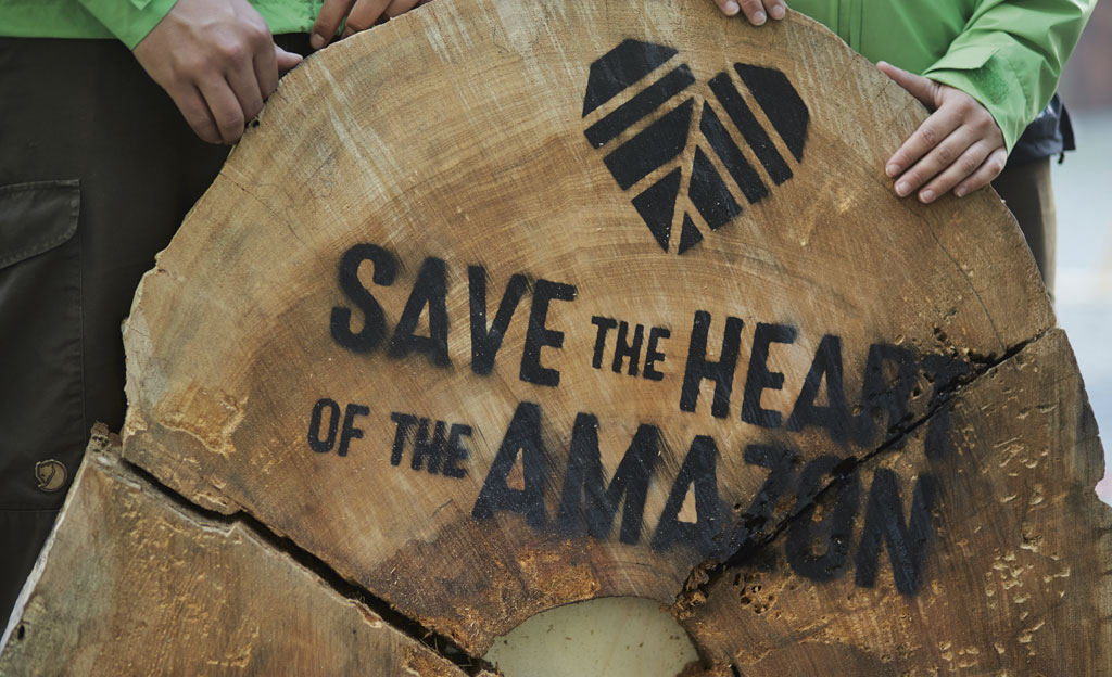 Troco de árbol cortado donde puede leerse la frase: SAVE DE HEART OF THE AMAZON Troco de árbol cortado donde puede leerse la frase: SAVE DE HEART OF THE AMAZON