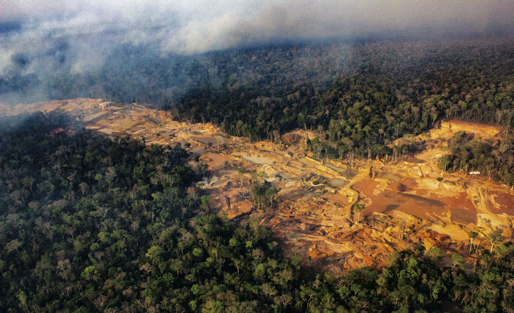 Vista aerea de la minería ilegal en la Tierra Indígena de Sararé, en la Amazonia Vista aerea de la minería ilegal en la Tierra Indígena de Sararé, en la Amazonia