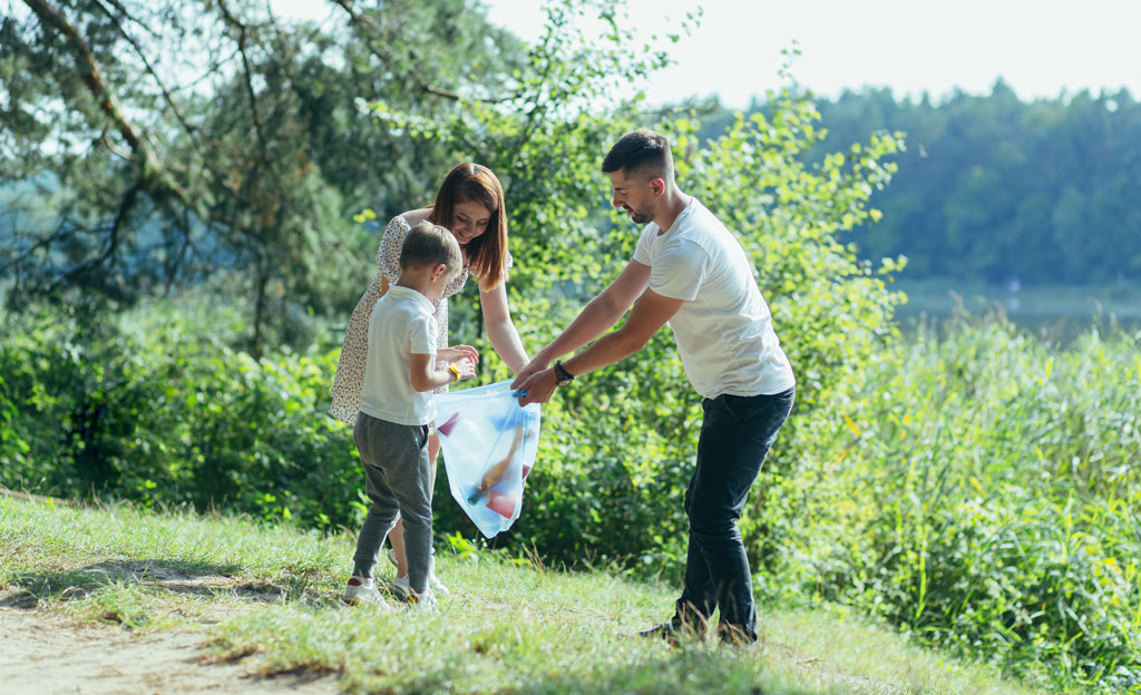Familia recoge basura en el campo
