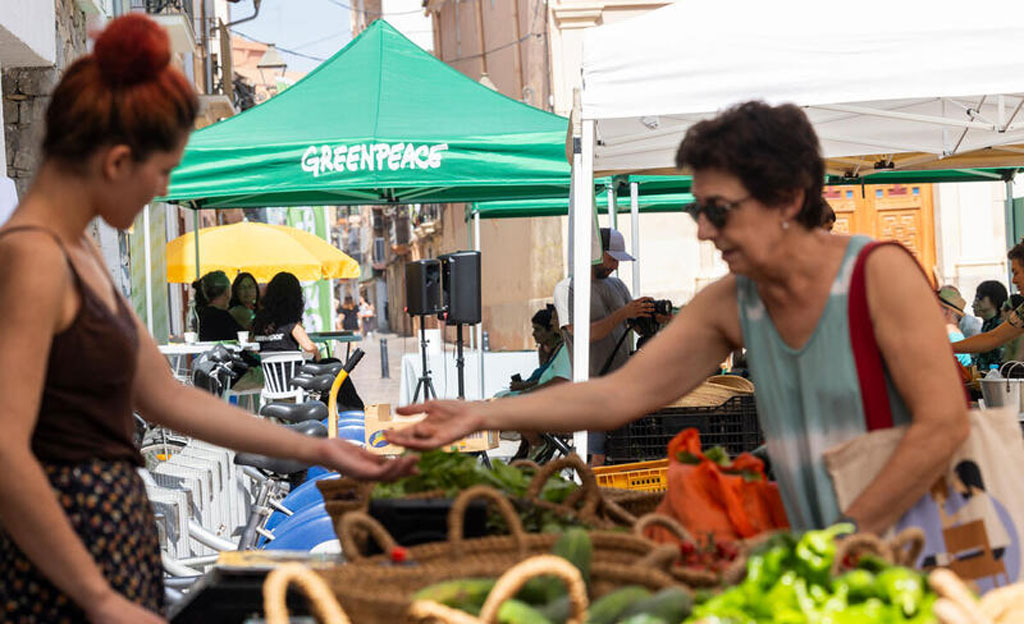 Evento realizado por Greenpeace en la Plaza de Benimaclet, Valencia, para la presentación del informe ”Revolución Alimentaria: Urge una transición del inviable sistema actual a un MODELO ALIMENTARIO SOSTENIBLE” 