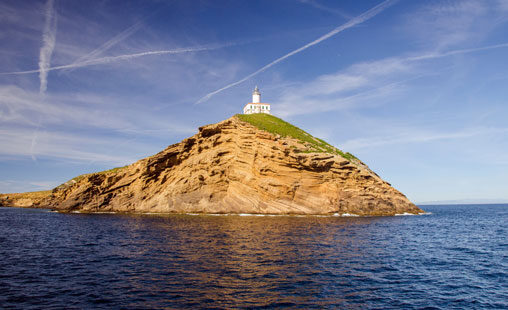 Vista de las Islas Columbretes: un pequeño atolón con un faro y una reserva natural situada entre la isla de Mallorca y Castellón de la Plana.