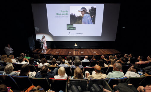 Imagen de la actriz Alba Flores distinguida con el Rayo Verde, premio creado por la Academia de Cine y Greenpeace para reconocer a profesionales del cine español por su compromiso con los valores medi