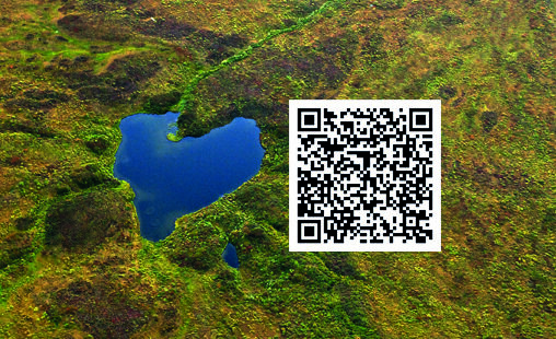 Vista aerea de un lago con forma de corazón y QR de enlace para reserva de plaza