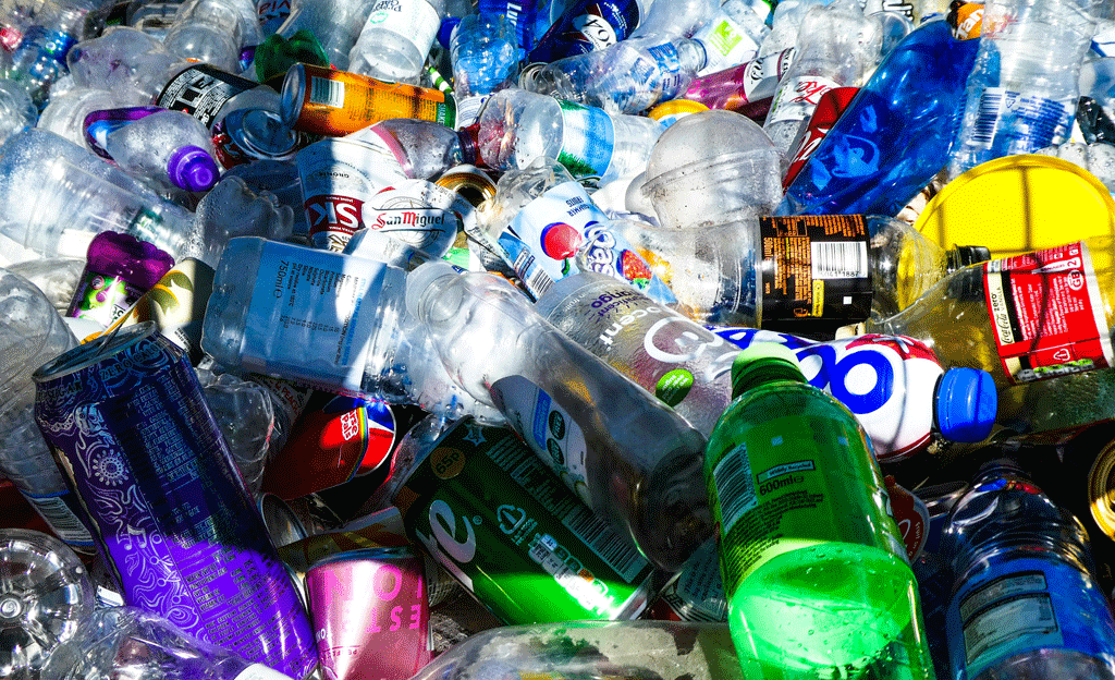 botellas de plástico vacías amontonadas