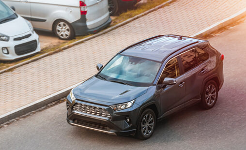 Vehículo SUV circula por la ciudad