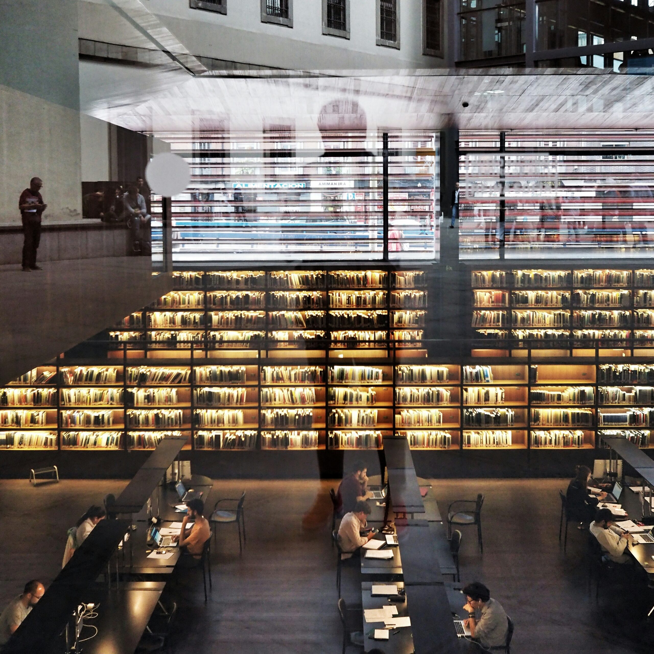 Vista del interior de biblioteca pública en Madrid